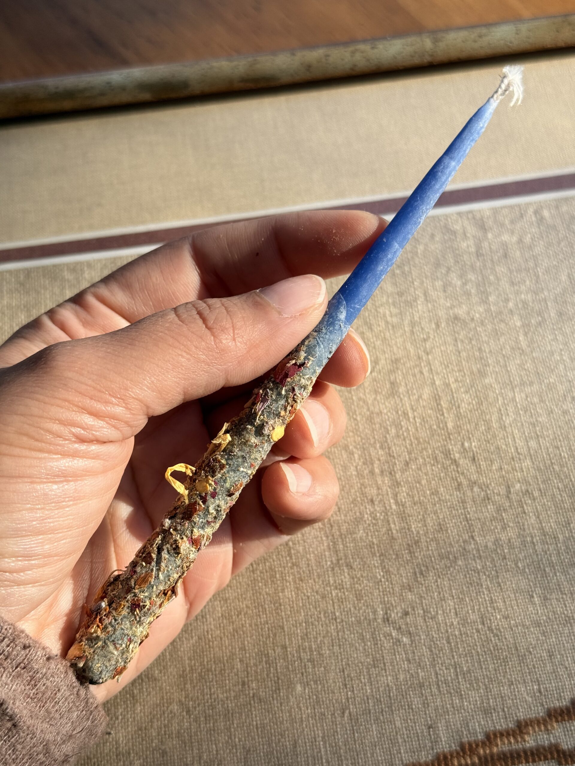 Beeswax candle deep blue - Image 2